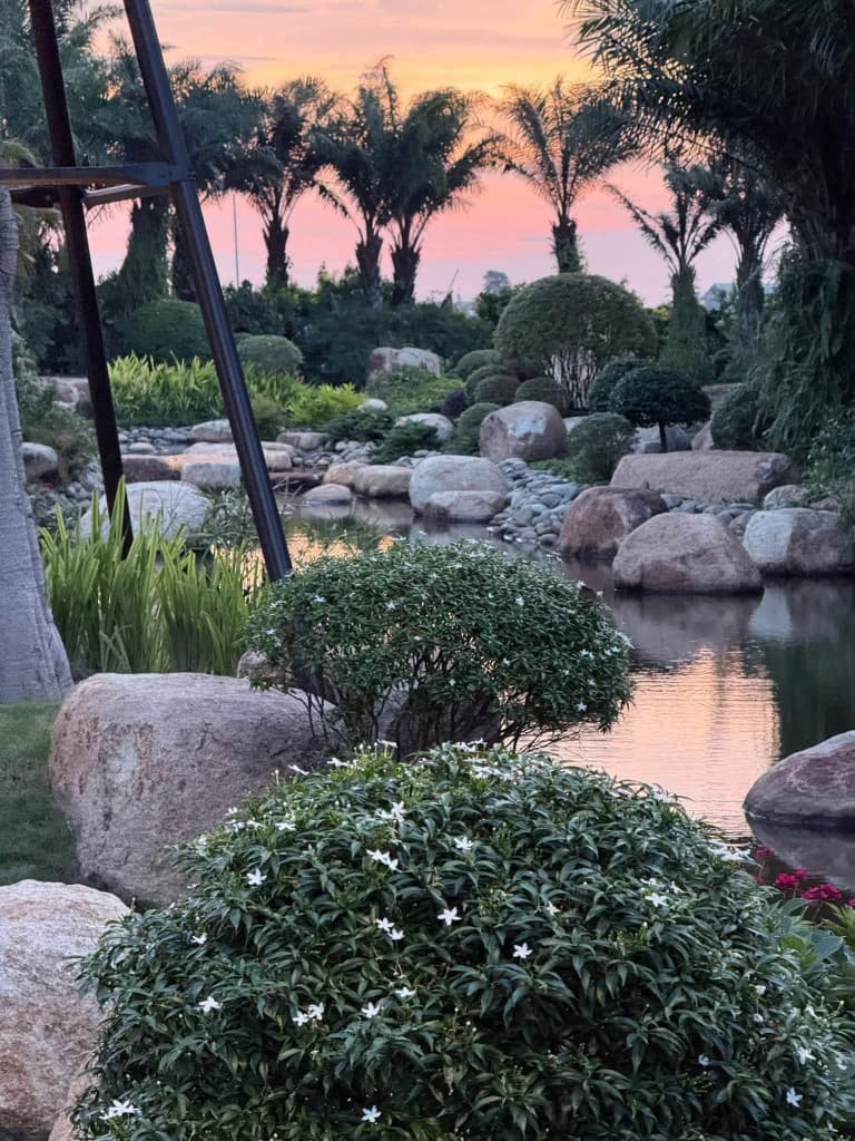 Hồ cảnh quan Eco Retreat lúc hoàng hôn