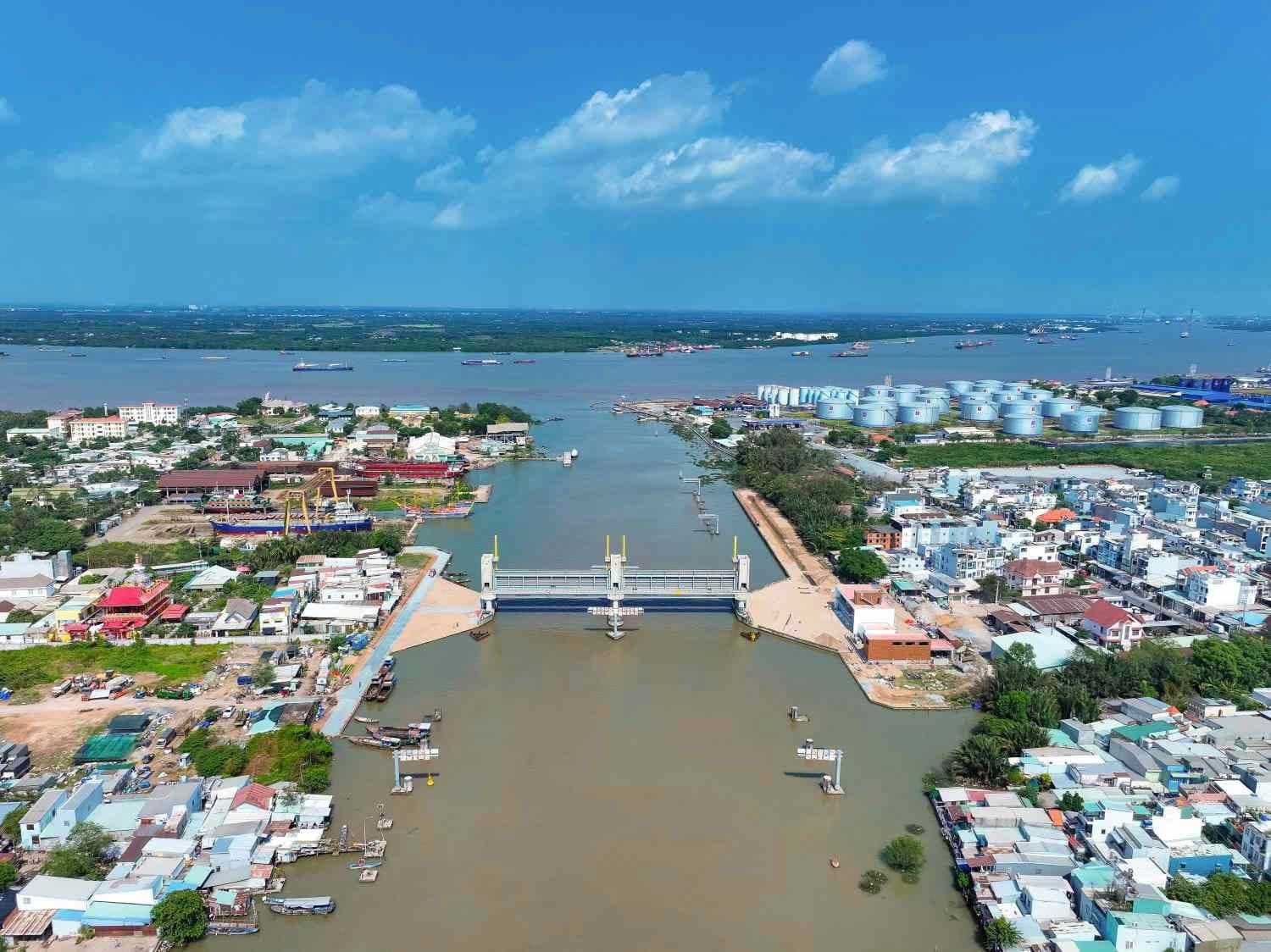 Cống ngăn triều nhìn từ trên cao tại khu vực sông lớn của TP.HCM
